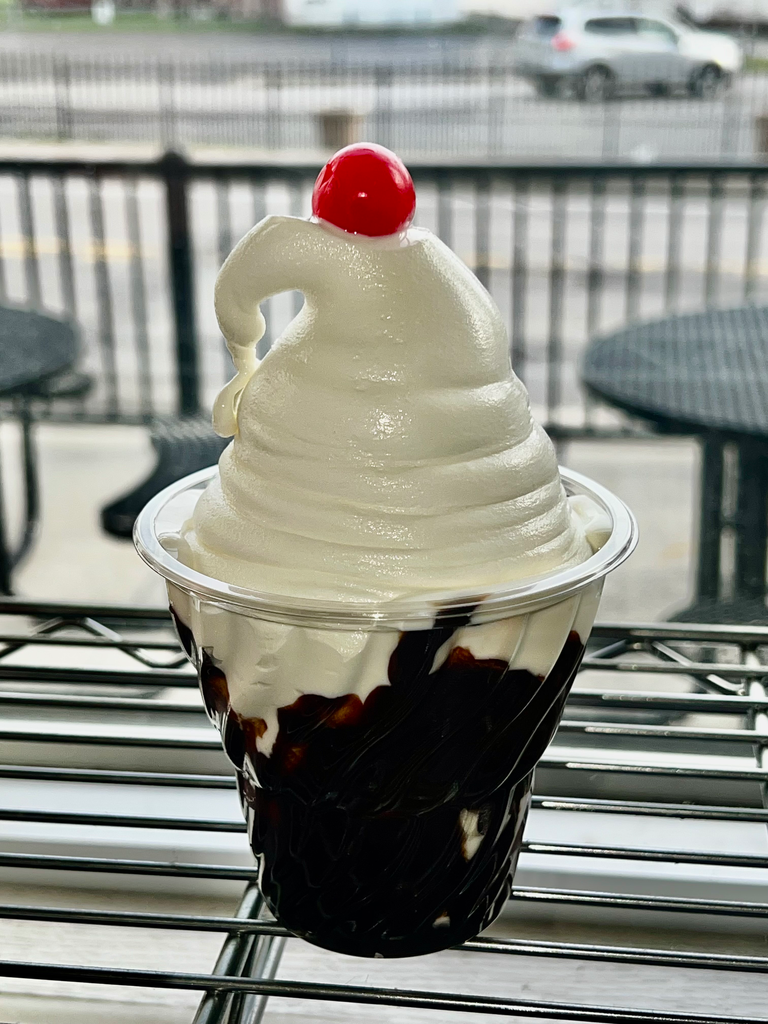Sundae w/ Cherry (Vanilla Soft Serve)